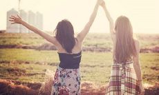 不妨将标题改写为：深情回顾与珍视——致敬同事的令人动容的言辞和感激之情