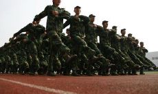 三班学生军训时展现霸气口号,富含押韵元素!