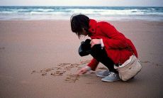 无人看守的监狱里的句子:我们对自由所憧憬的她把我们拴在了这里