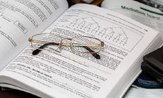 这些句子可以用来形容孩子在尽情享受生活时所展现的欢乐与快乐!