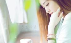 岁月吟唱着泪水，时间悄悄地流淌而去，聚合着我们的目光