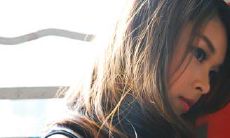 风轻轻地吹拂着,思绪如风中残烛飘摇不定,随着呼啸之声不断旋转,逐渐变得凌乱不堪