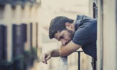 对于某人的表现感到极度失望，感觉被背叛和辜负，心碎至极