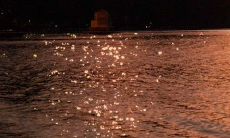 如何以简洁明了的方式写一条令普通朋友快乐的问候短信？