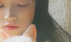 在购物中心中独自漫步时感到欣慰和愉悦的个人表达