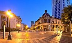 绝美夜景描写句子:倒影中的闪烁星光,点缀着城市的黑夜,仿若一幅神秘的画卷,在无尽的宁静中渐渐绽放,令人沉醉其中无法自拔