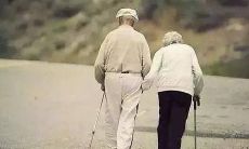 当父母步入晚年，他们需要我们的照顾，而这个责任让我心酸不已