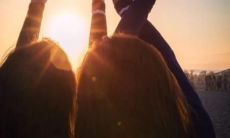 描述姐妹们欢乐纯真、无忧无虑的字眼