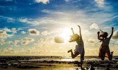 如何撰写一个感人肺腑的毕业留言：精选引用句子，献给亲爱的同桌