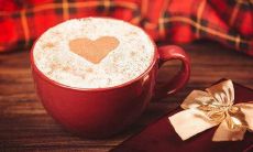 分享幸福、表达爱意的行为,也称为撒狗粮,成为社交媒体上的热门话题