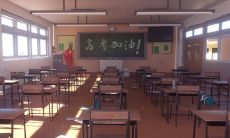 高三班主任发表毕业留言，对学生提出了宝贵的建议和鼓舞人心的激励（The graduation message from the senior class teacher for the final year students is packed with invaluable advice and inspiring encouragement）