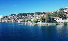 在和朋友一起游玩时感到无尽的欢愉和开心