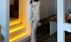 孩子和他的玩伴们欢呼雀跃，尽情享受着快乐时光的美好场景！