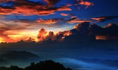 沉浸在思念中，独自面对想念一个人的苦涩情绪：想见却无从见，黯然神伤的心情描述