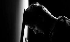 在深夜疲惫崩溃,如何应对文案创作难题?