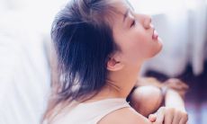 在指缝间流淌的哀伤旋律:探究人类情感抒发的多元化形式