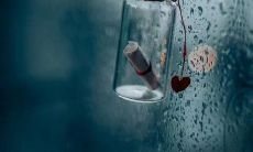 饱食的狼群围绕着他们的押韵口号咆哮:我们必胜!