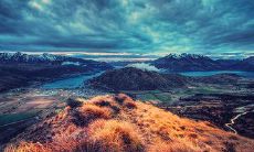 在暴雨天气的情况下，通过群发问候短信向亲友传达关心与温暖的做法