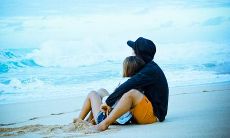 用温暖和幽默感哄大叔开心，让他忘却烦恼的闷闷，轻松愉快起来