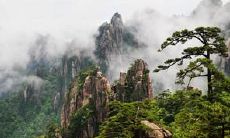 黄山之美：染云彩的岚、涵霖微风的日与夜、岭上人声的云岚、四季奇景的云海，数不尽的诗句和叹息