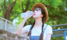 在早晨借助甜蜜情话撩拨对方情绪的恋人们