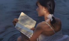 在雨中勇往直前,心怀快乐:因为冒雨前行总能带来美好的收获!