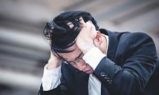 男性面临困境，心灵痛楚的痛苦表达，揭示内心压抑的挣扎