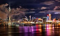 在海边欢乐夜晚，探索迷人夜色的绚烂景象