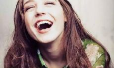 描述某人欢乐笑容高度满溢的表达