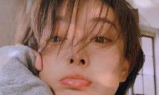 描述人物高兴愉悦表情的生动句子