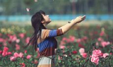 一个比喻：心事如满溢的桶水，若有一丝缝隙便将溢流而出