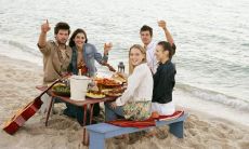 一起品尝美食,分享欢笑:享受美好聚餐时光的愉悦句子