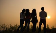 用生动的语言描述我的好朋友:她是一位聪明、温柔、勇敢、有趣、富有同情心和灵性的人,她总是像太阳一样灿烂地照耀着周围的人,为他们带来温暖和希望