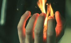 期盼有人能理解自己微笑背后的心情 - 改写一个标题,尽可能长一些