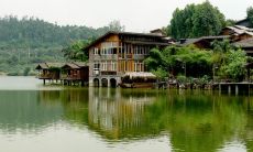 潺潺溪水，翠绿峰峦，绵延起伏的金黄麦田，所构成的宜人山水田园风光之美