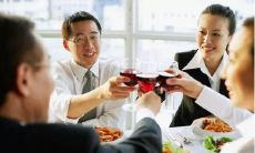 如何在酒桌上用恰到好处的语言表达敬酒之意？