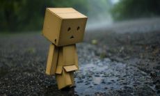 在遭受难过时，避免沉迷思考，保持正面情绪态度是关键