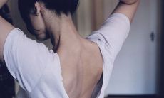 在午夜孤独中被无尽的情感纠结困扰、难以入眠的无眠之时:句中表达心烦意乱的情感