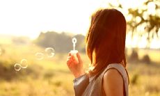 沉闷沮丧的表达使我想摆脱烦苦的念头