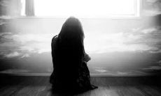 受伤心情糟糕的瞬间令我感到无尽的悲愤和沉重