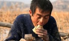在生活的无情困境中挣扎:探讨人类面对艰辛与痛苦的真实句子