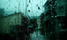 看雨打窗心烦意乱:关于下雨时烦躁的表达方式