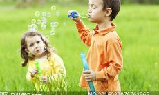 在这个特别的日子里,我们向可爱的小朋友送上最诚挚的祝福,祝你生日快乐,愿你拥有美好的一年,健康快乐,天天充满快乐和阳光!