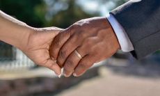 情侣之间如何在日常生活中通过关心问候短信表达爱意与关怀？