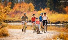 享受雪中乐趣:让雪花降临的良久笑声