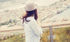 使用会让他引起深深悔恨之情的措辞描述