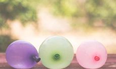 探讨如何用语言描绘一个开心的神态,详述能够用来形容开心的神态的各种句式和表达方式