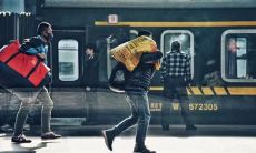 一天辛苦劳作后终于回到温馨的家,这种幸福感真是让人心生喜悦啊!