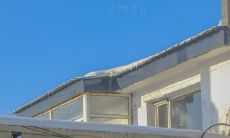 在冬季下雪时，美妙雪景的生动描绘