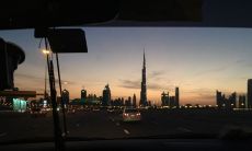 为了让受伤的人情绪得到平衡和恢复，我们需要说出那些带有心灵温度的话语，例如：“请你冷静下来，我会一直在你身边支持你。”